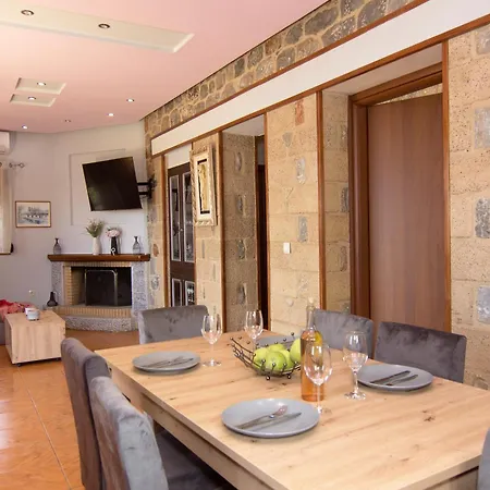 Emilia's Ground Floor דירה