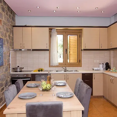 Emilia's Ground Floor Stoupa